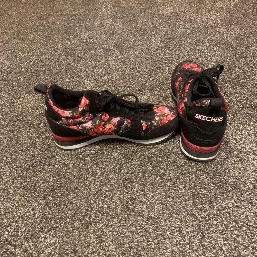 Sketchers floral tennis shoes